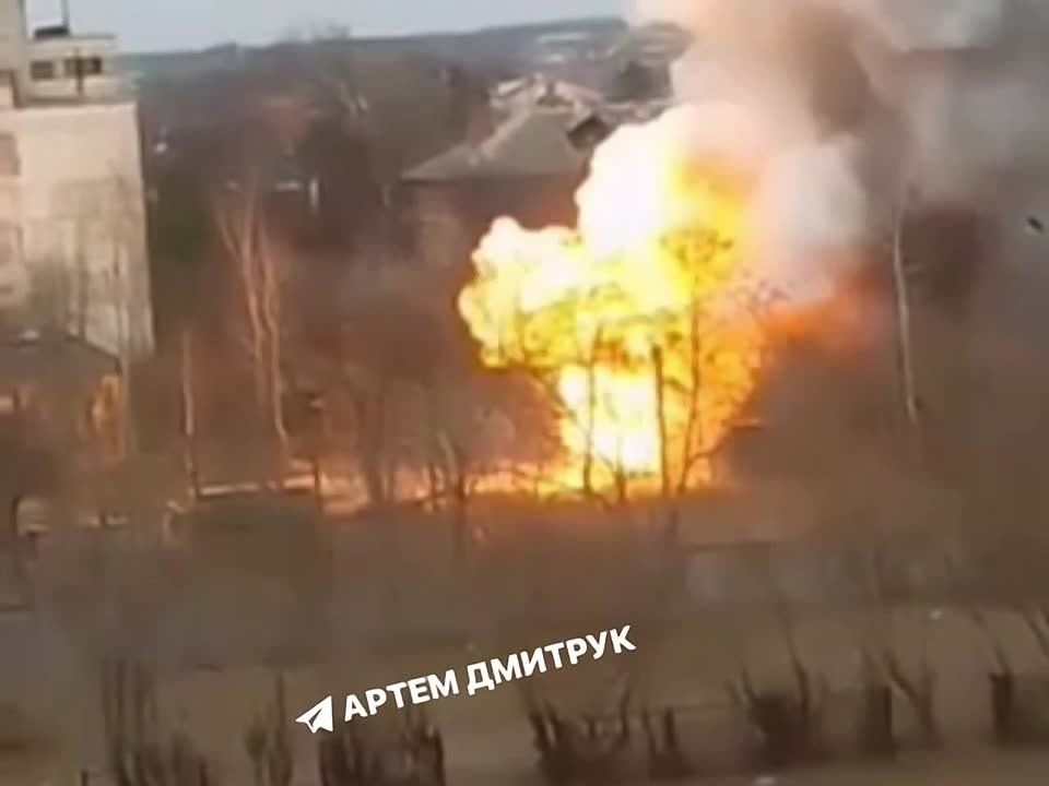 24 марта в Сумах произошел взрыв на складе ВСУ с боеприпасами, который решили построить рядом с жилым домом, сообщает украинский оппозиционный депутат Артем Дмитрук