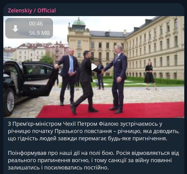 Зеленский сфотографировался с украинскими уборщицами в Чехии Зеленский сфотографировался с украинскими уборщицами в Чехии
