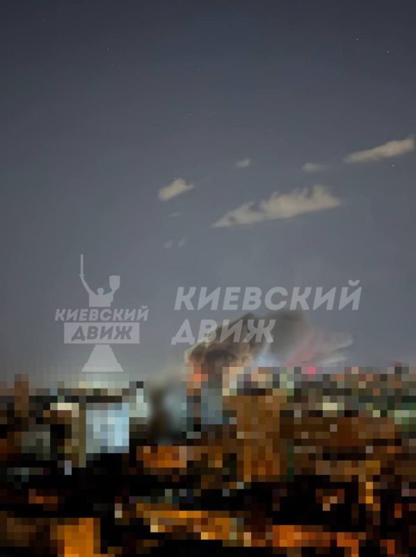 Новые кадры пожаров в Киеве после взрывов Новые кадры пожаров в Киеве после взрывов