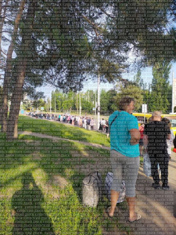 В Киеве из-за утренней атаки образовались километровые очереди на транспорт, а такси стоит почти 1000 гривен (1910 рублей, что по украинским меркам весьма много) В Киеве из-за утренней атаки образовались километровые очереди на транспорт, а такси стоит почти 1000 гривен (1910 рублей, что по украинским меркам весьма много)