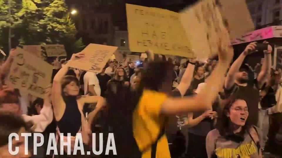 Протестующие в Киеве скачут и кричат лозунги «Майдана» 2014 года — так проходит масштабный митинг против ограничения полномочий антикоррупционных органов