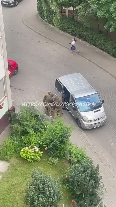 Женщина отбила мужчину у четырёх военкомов, которые пытались затащить его в бус в Луцке