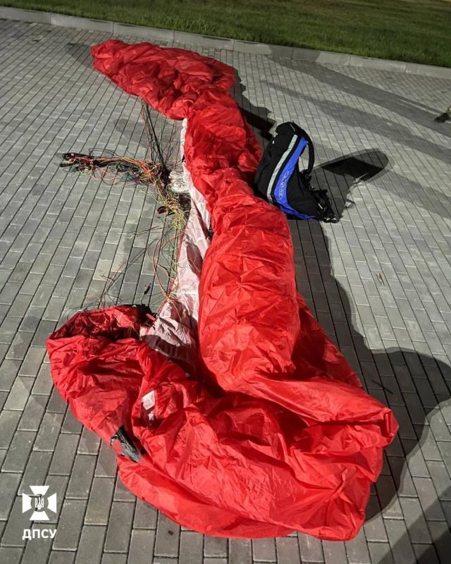 Побег на параплане: Мужчина хотел улететь с Украины в Молдову, но его поймали «на старте» Побег на параплане: Мужчина хотел улететь с Украины в Молдову, но его поймали «на старте»