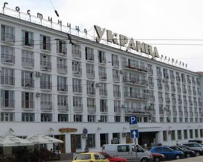 Надпись "Украина" демонтировали с крыши отеля на площади Ушакова в центре Севастополя, передает корреспондент РИА Новости (фото снизу - из соцсетей) Надпись "Украина" демонтировали с крыши отеля на площади Ушакова в центре Севастополя, передает корреспондент РИА Новости (фото снизу - из соцсетей)