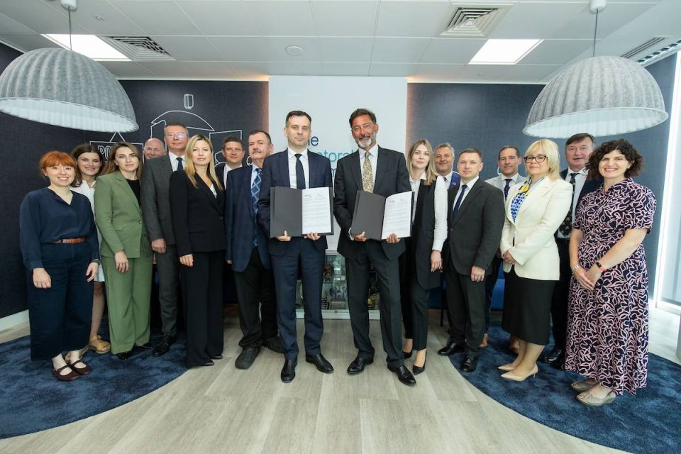 Избирательная комиссия Великобритании и Центральная избирательная комиссия Украины подписали меморандум о взаимопонимании, который предусматривает углубление сотрудничества в сфере организации будущих послевоенных выборов на...