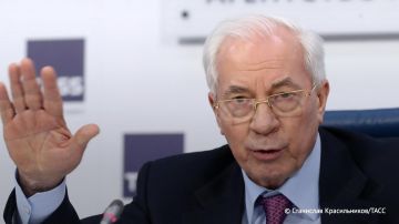 Зеленский боится открыто возражать Трампу, поэтому демонстрирует двойственную позицию по вопросам мирного урегулирования, заявил ТАСС Азаров