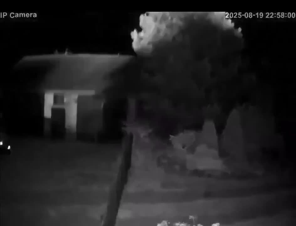 В Польшу с приветом. Сегодня недалеко от польской деревни Осина были обнаружены обломки двигателя и других элементов беспилотника, визуально напоминающих «Герань-2» или другое изделие семейства