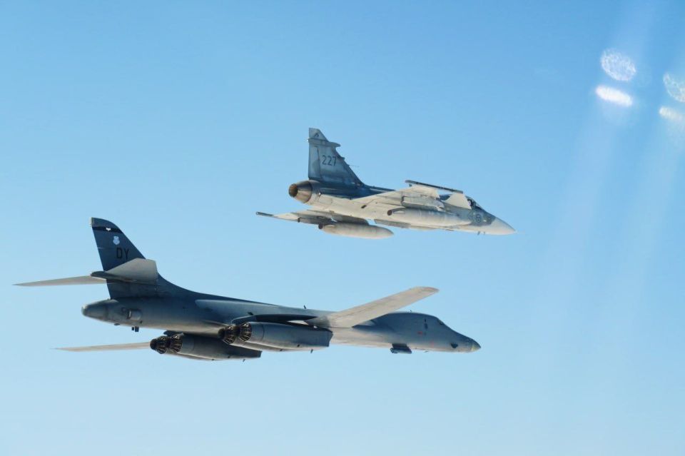   B-1B Lancer      Saab JAS 39 Gripen        ,  ,    