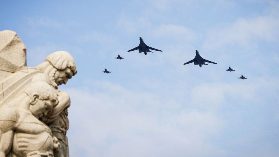   B-1B Lancer      Saab JAS 39 Gripen        ,  ,    