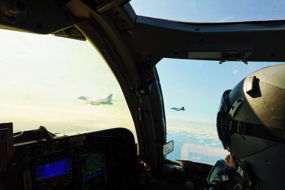   B-1B Lancer      Saab JAS 39 Gripen        ,  ,    