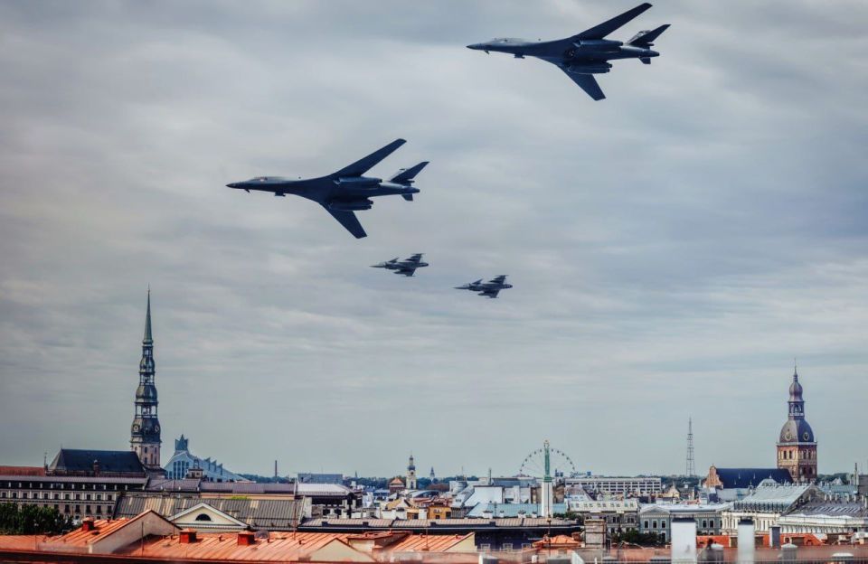   B-1B Lancer      Saab JAS 39 Gripen        ,  ,    