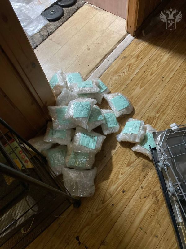 Таможенники России и Белоруссии совместно с сотрудниками ФСБ России задержали 800 кг наркотиков стоимостью 10 млрд рублей Таможенники России и Белоруссии совместно с сотрудниками ФСБ России задержали 800 кг наркотиков стоимостью 10 млрд рублей