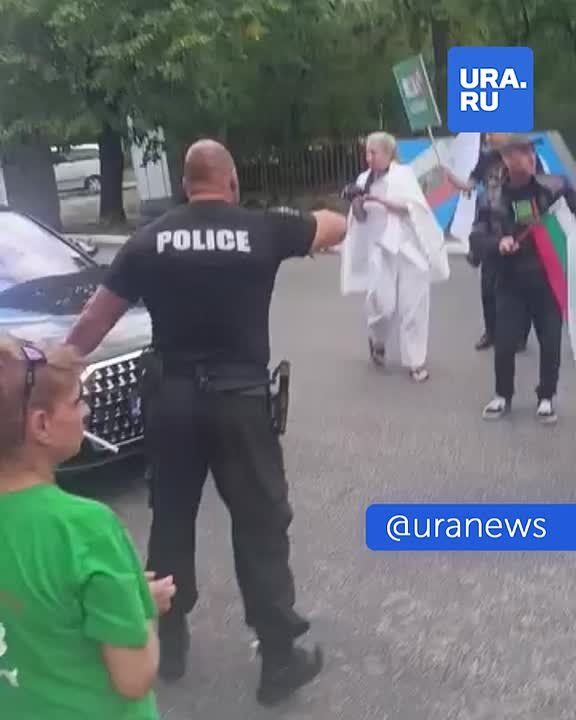 Болгары устроили «теплый» прием Урсуле фон дер Ляйен: сторонники партии «Возрождение» провели митинг в городе Сопот на фоне визита главы Европейской комиссии