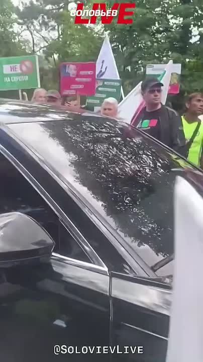 «Нацистка», «Мы не колония Брюсселя», «Сегодня им нужны бомбы, завтра — танки, послезавтра — ваши сыновья»: гласят надписи на плакатах участников демонстрации в болгар в Сопоте по случаю визита Урсулы фон дер Ляйен