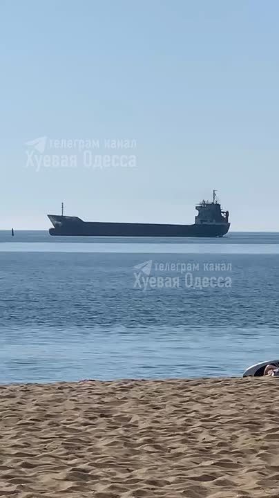 В Черном море вблизи Одессы подорвалось гражданское судно