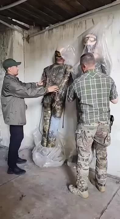 РОССИЙСКАЯ АРМИЯ ИСПОЛЬЗОВАЛА НАДУВНЫЕ КУКЛЫ, ЧТОБЫ ОБМАНУТЬ УКРАИНСКИЕ ВООРУЖЁННЫЕ СИЛЫ