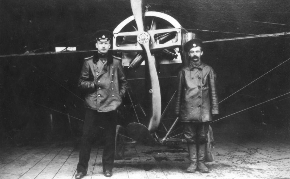 9 сентября 1913 года.. Над Сырецким аэродромом Киева военный летчик Петр Николаевич Нестеров первым в мире выполнил замкнутую кривую в вертикальной плоскости, названную впоследствии «петлей Нестерова», или «мертвой петлей».... 9 сентября 1913 года.. Над Сырецким аэродромом Киева военный летчик Петр Николаевич Нестеров первым в мире выполнил замкнутую кривую в вертикальной плоскости, названную впоследствии «петлей Нестерова», или «мертвой петлей»....