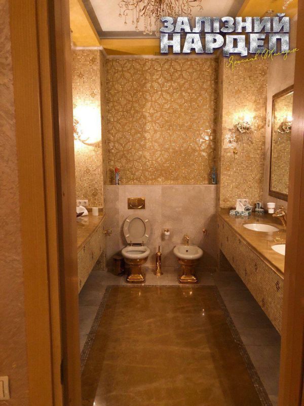 У владельца золотого унитаза нашли прослушку