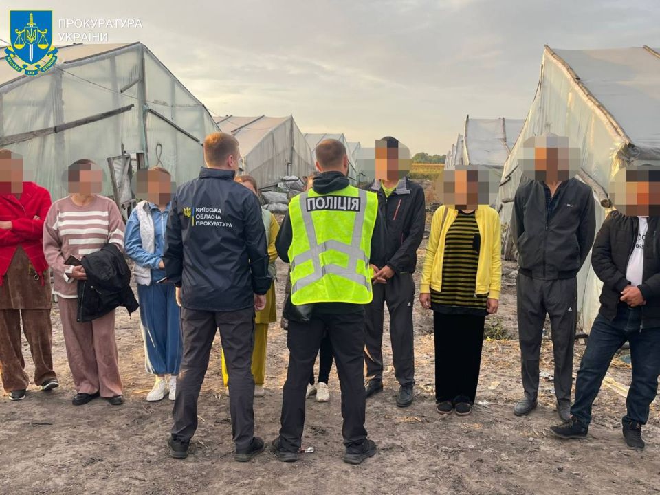 Унижали и издевались: под Киевом нашли лагерь, где в рабстве держали 13 граждан Узбекистана Унижали и издевались: под Киевом нашли лагерь, где в рабстве держали 13 граждан Узбекистана