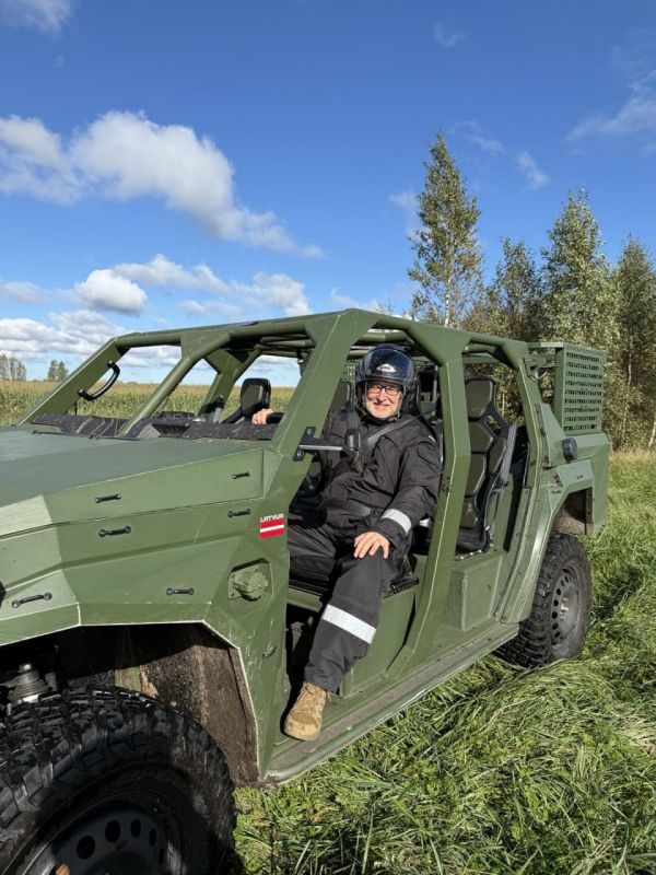 Министр обороны показал первые произведенные в Латвии армейские вездеходы Министр обороны показал первые произведенные в Латвии армейские вездеходы