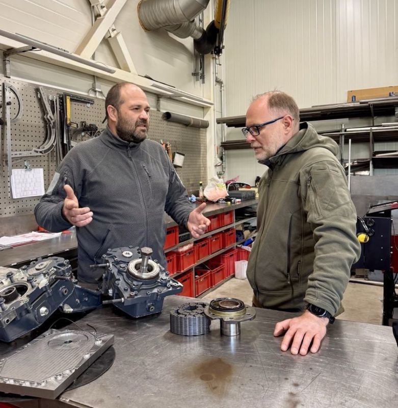 Министр обороны показал первые произведенные в Латвии армейские вездеходы Министр обороны показал первые произведенные в Латвии армейские вездеходы