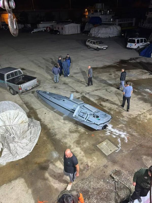 Взрыной улов: рыбаки у берегов Турции выловили безэкипажный катер со взрывчаткой Взрыной улов: рыбаки у берегов Турции выловили безэкипажный катер со взрывчаткой