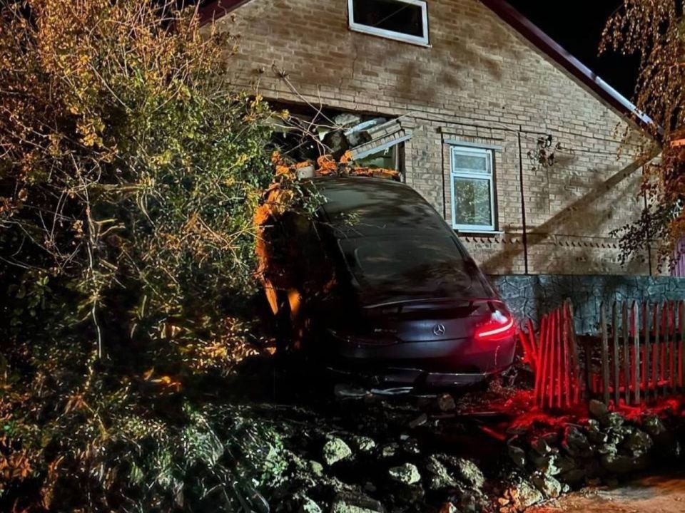 Пьяная девушка на «Мерседесе» влетела в дом в Ростовской области Пьяная девушка на «Мерседесе» влетела в дом в Ростовской области