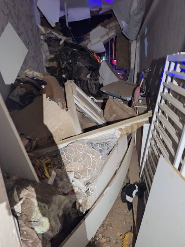 Пьяная девушка на «Мерседесе» влетела в дом в Ростовской области Пьяная девушка на «Мерседесе» влетела в дом в Ростовской области