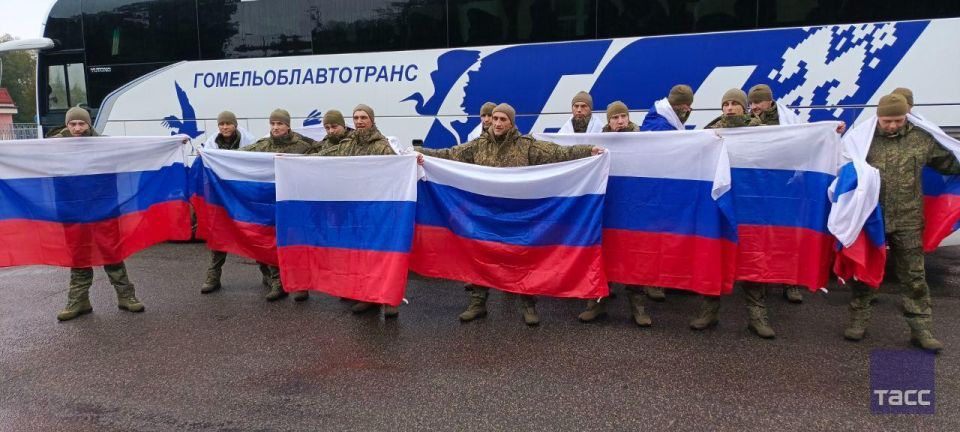 «Домой!»: кадры с возвращенными из плена российскими военными «Домой!»: кадры с возвращенными из плена российскими военными