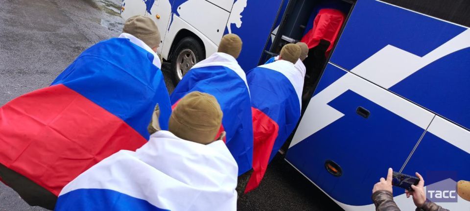 «Домой!»: кадры с возвращенными из плена российскими военными «Домой!»: кадры с возвращенными из плена российскими военными