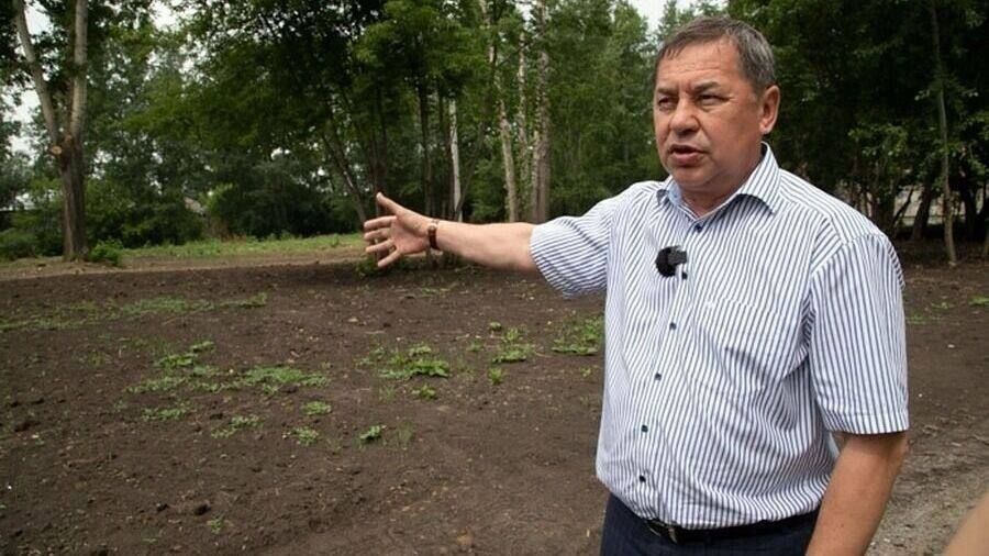 Новости к этому часу:. Главу Ленинского района Новосибирска Александра Гриба случайно застрелили на охоте: товарищ чиновника выстрелил в косулю из карабина, но не заметил рядом с ней мужчину, несколько пуль попали в него, от... Новости к этому часу:. Главу Ленинского района Новосибирска Александра Гриба случайно застрелили на охоте: товарищ чиновника выстрелил в косулю из карабина, но не заметил рядом с ней мужчину, несколько пуль попали в него, от...