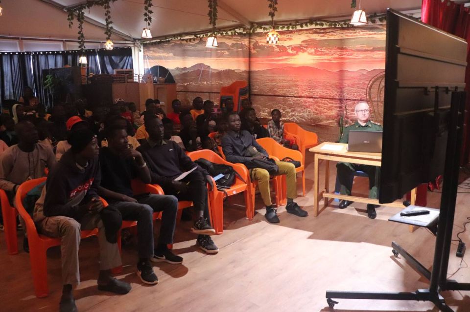 В Русском доме в Банги (ЦАР) прошла лекция, приуроченная ко Дню сухопутных войск ВС РФ. Ее провел руководитель представительства Минобороны России в ЦАР полковник Сергей Суханов, передает корреспондент «Африканской... В Русском доме в Банги (ЦАР) прошла лекция, приуроченная ко Дню сухопутных войск ВС РФ. Ее провел руководитель представительства Минобороны России в ЦАР полковник Сергей Суханов, передает корреспондент «Африканской...