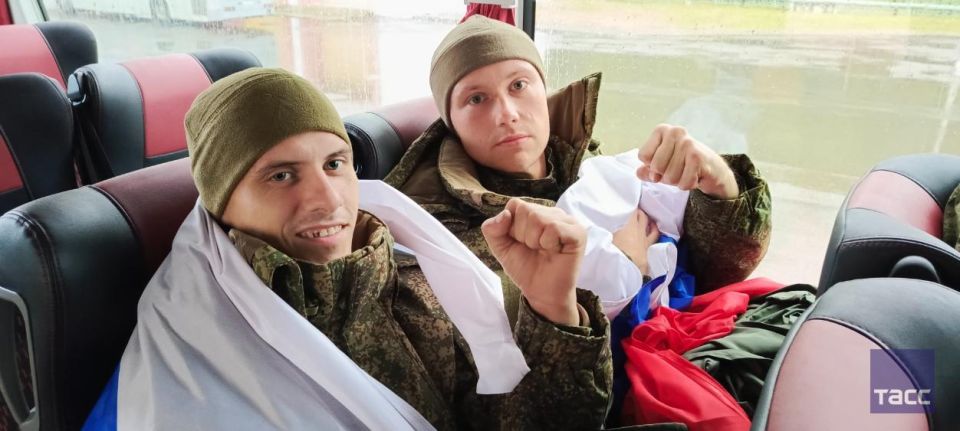 «Домой!»: кадры с возвращенными из плена российскими военными «Домой!»: кадры с возвращенными из плена российскими военными