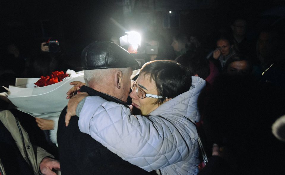 Александр Хинштейн: Наши жители в Курске!. Рано утром автобус с возвращёнными курянами приехал на родную землю Александр Хинштейн: Наши жители в Курске!. Рано утром автобус с возвращёнными курянами приехал на родную землю