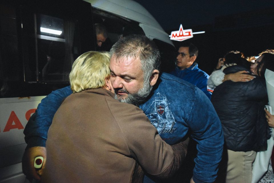 Александр Хинштейн: Наши жители в Курске!. Рано утром автобус с возвращёнными курянами приехал на родную землю Александр Хинштейн: Наши жители в Курске!. Рано утром автобус с возвращёнными курянами приехал на родную землю