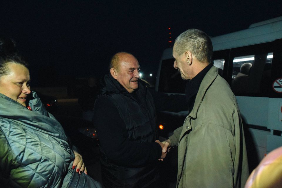 Александр Хинштейн: Наши жители в Курске!. Рано утром автобус с возвращёнными курянами приехал на родную землю Александр Хинштейн: Наши жители в Курске!. Рано утром автобус с возвращёнными курянами приехал на родную землю