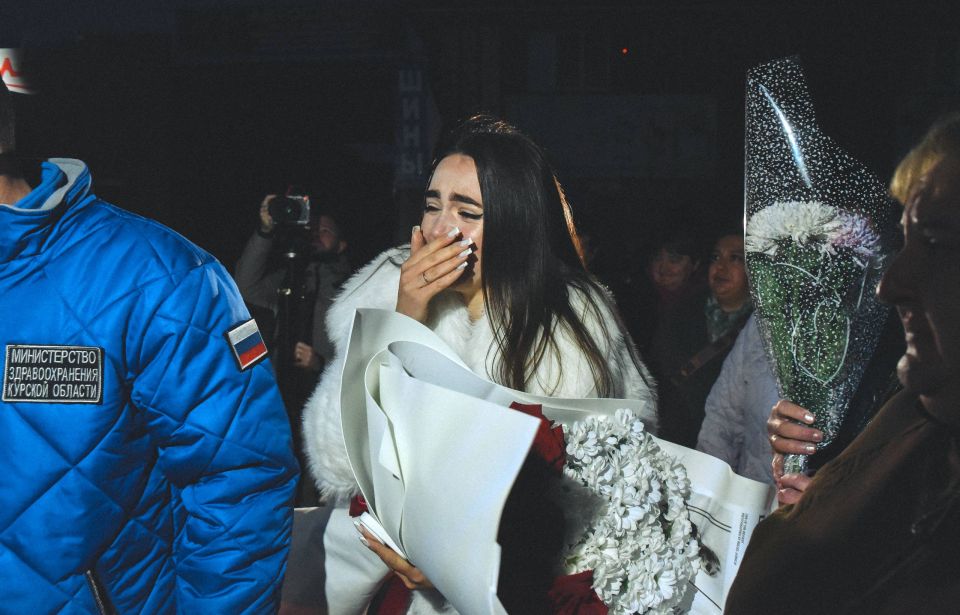 Александр Хинштейн: Наши жители в Курске!. Рано утром автобус с возвращёнными курянами приехал на родную землю Александр Хинштейн: Наши жители в Курске!. Рано утром автобус с возвращёнными курянами приехал на родную землю