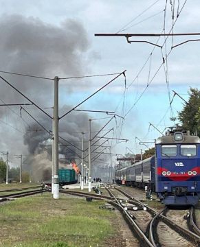 У президента Украины интересная тактика, делать совмещенные пассажирско-товарные составы и запускать их по тому же графику, что и военные поезда