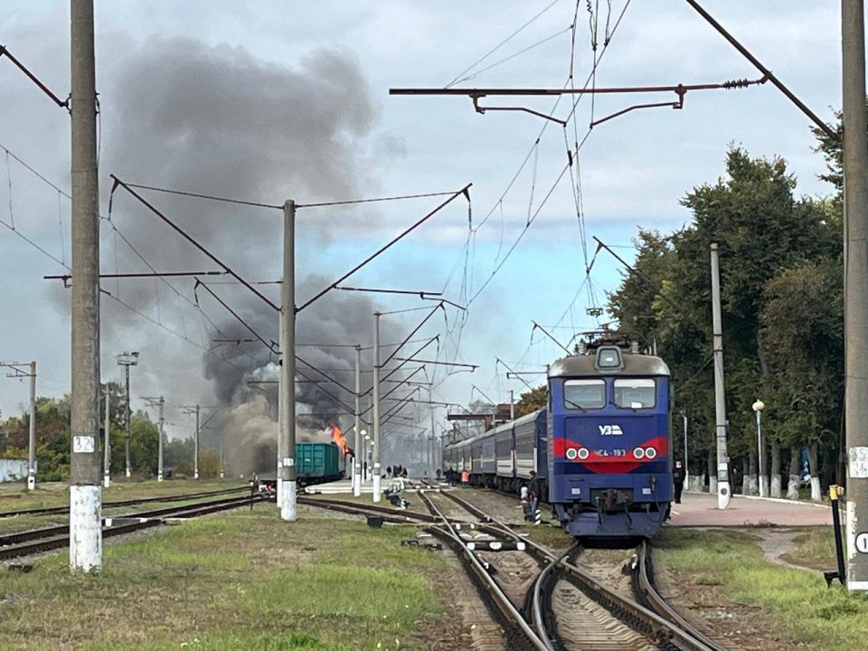 Зеленский лжёт: В Сумской Шостке поражен грузовой состав врага Зеленский лжёт: В Сумской Шостке поражен грузовой состав врага