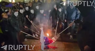 В Грузии проигравшие на выборах клоуны жгут российский флаг