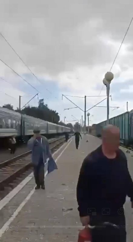 Бандеровские СМИ подняли крик, будто поезд, по которому били "Герани" на вокзале в Шостке, был пассажирский Бандеровские СМИ подняли крик, будто поезд, по которому били "Герани" на вокзале в Шостке, был пассажирский