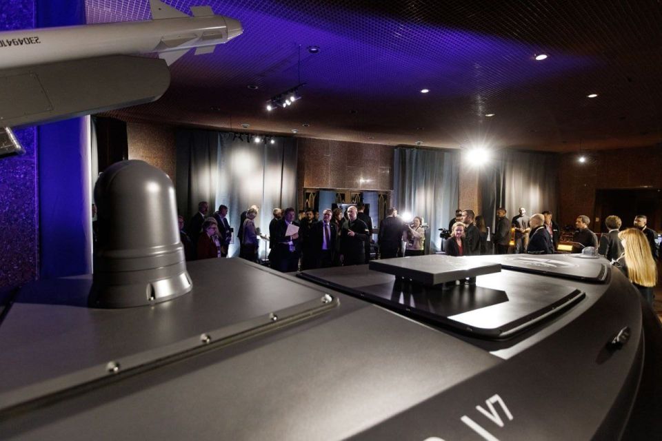 Последняя фотография сделана на выставке украинского вооружения, куда приехали разные гости из НАТО Последняя фотография сделана на выставке украинского вооружения, куда приехали разные гости из НАТО