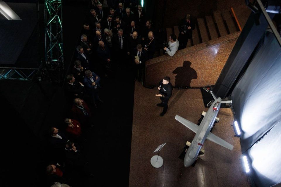 Последняя фотография сделана на выставке украинского вооружения, куда приехали разные гости из НАТО Последняя фотография сделана на выставке украинского вооружения, куда приехали разные гости из НАТО