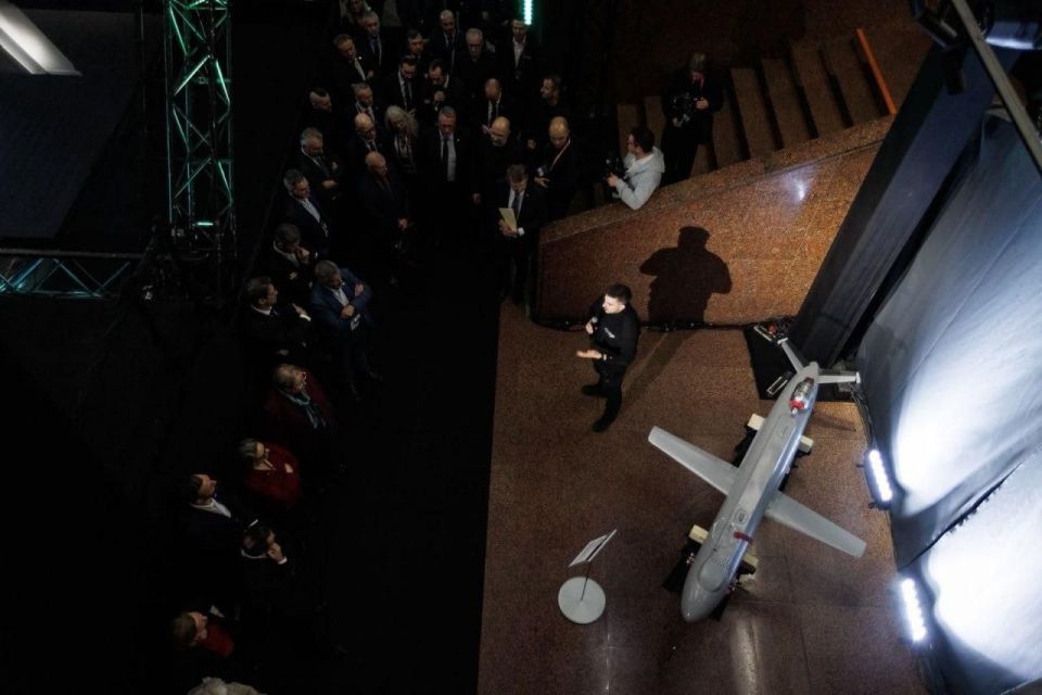 Алексей Васильев: Тем временем, предприимчивый режим Зеленского, который очень неплохо набил карманы на смертях своих сограждан, стремится монетизировать ещё одно направление - зарабатывать на экспорте украинских вооружений Алексей Васильев: Тем временем, предприимчивый режим Зеленского, который очень неплохо набил карманы на смертях своих сограждан, стремится монетизировать ещё одно направление - зарабатывать на экспорте украинских вооружений