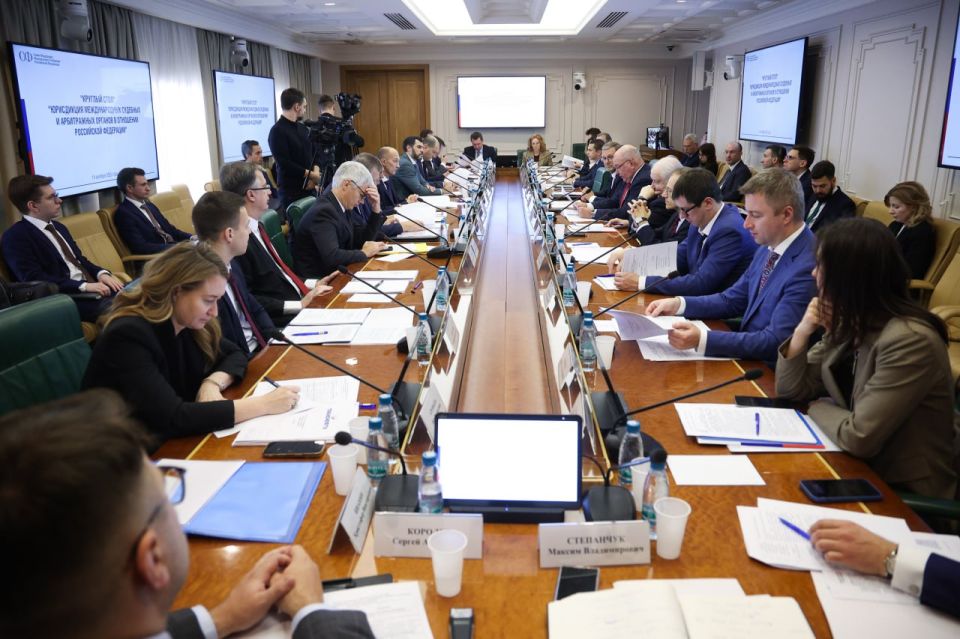 В верхней палате состоялся круглый стол, на котором обсуждались меры противодействия деструктивным решениям международных судебных органов В верхней палате состоялся круглый стол, на котором обсуждались меры противодействия деструктивным решениям международных судебных органов