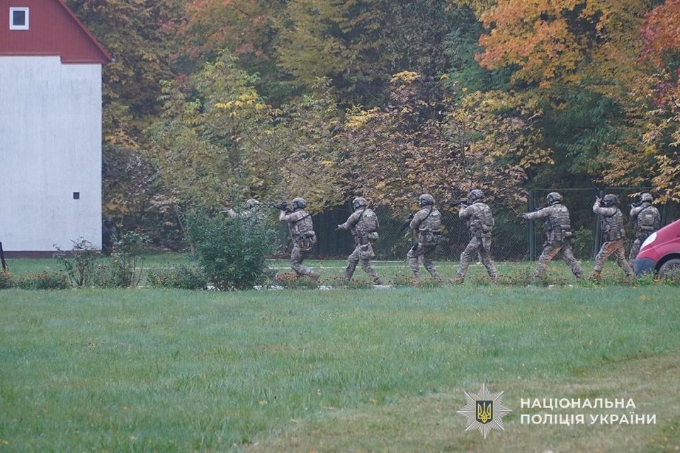 � ��������� ������ ���������� ��������� �� 3-� ��������� (����*) ��-�� ����, ��� �� �������� �����, �������� �� �������������, ��������� �� ������ �����, ��������� "�� �������"