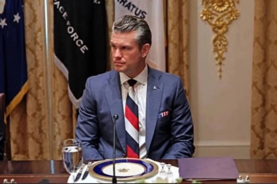 Эксперт по деловой этике объяснила, какой конкретно сигнал мог нести галстук Хегсета в цветах триколора