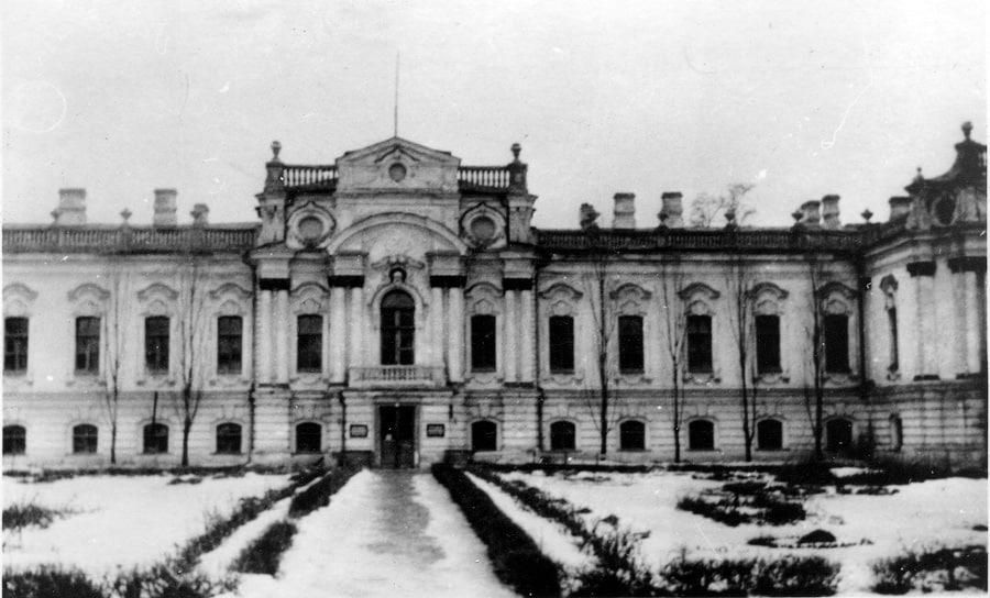 История любит иронию. Когда-то в Мариинском дворце, ныне официальной резиденции президента Украины, звучали не торжественные речи о независимости, а… немецкие марши История любит иронию. Когда-то в Мариинском дворце, ныне официальной резиденции президента Украины, звучали не торжественные речи о независимости, а… немецкие марши