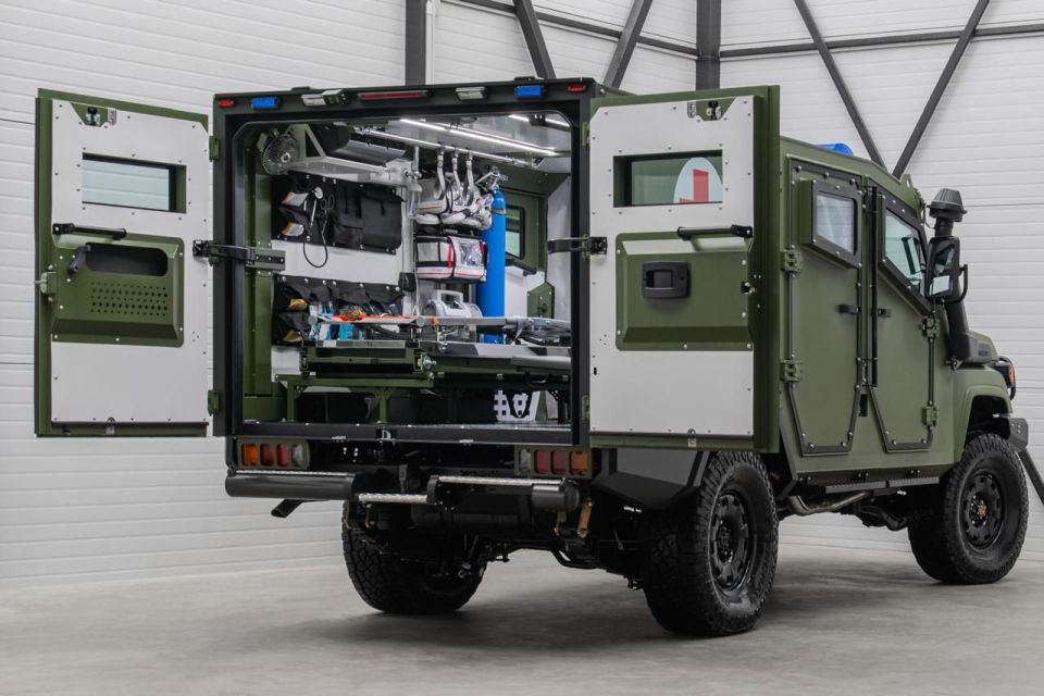 По данным посольства Германии на Украине, правительство Германии профинансировало и осуществило передачу четырёх бронированных машин скорой помощи в рамках программы MEDIGUARD По данным посольства Германии на Украине, правительство Германии профинансировало и осуществило передачу четырёх бронированных машин скорой помощи в рамках программы MEDIGUARD