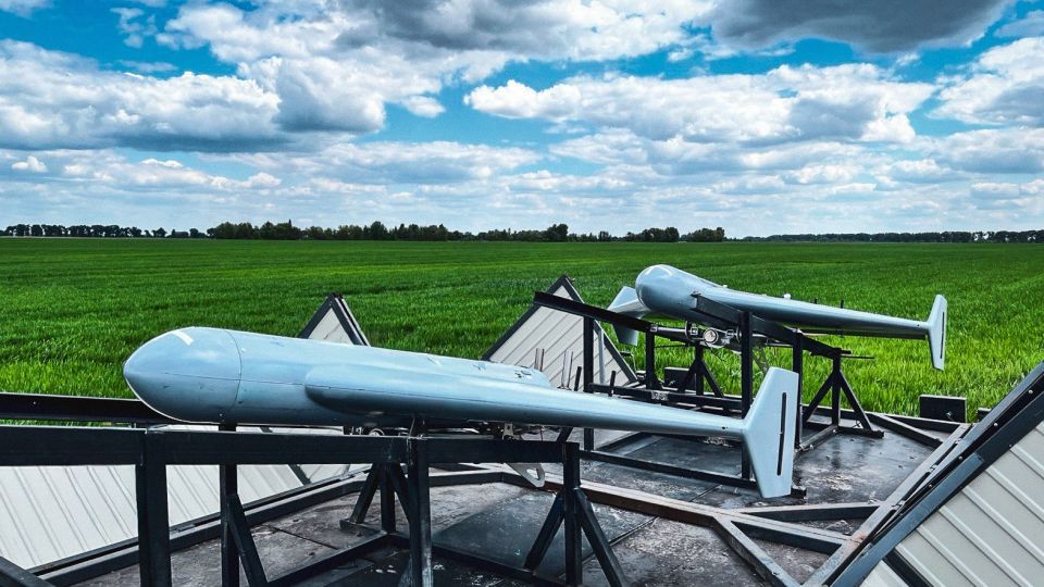 Два майора: Компания Auterion (Вирджиния, США) заявила об успешном завершении проекта Artemis, в рамках которого создан ударный БПЛА с дальностью действия около 1600 км и боеголовкой 40 кг Два майора: Компания Auterion (Вирджиния, США) заявила об успешном завершении проекта Artemis, в рамках которого создан ударный БПЛА с дальностью действия около 1600 км и боеголовкой 40 кг